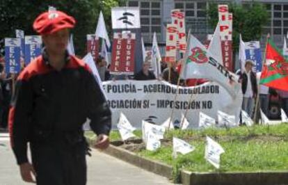 Un agente de la policía vasca pasa frente a una concentración de los sindicatos de la Ertzaintza ErNE, Esan, Sipe y Euspel en demanda de mejoras laborales en el cuerpo. EFE/Archivo