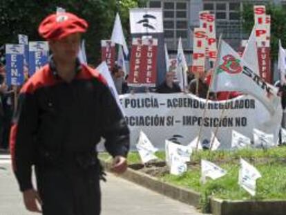 Un agente de la policía vasca pasa frente a una concentración de los sindicatos de la Ertzaintza ErNE, Esan, Sipe y Euspel en demanda de mejoras laborales en el cuerpo. EFE/Archivo