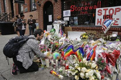 Flores y velas el pasado 16 de junio en Stonewall en recuerdo del atentado de Orlando