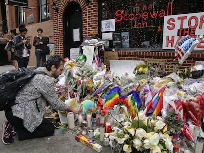 Flores e velas no dia 16 de junho passado, no Stonewall, lembrando o atentado de Orlando