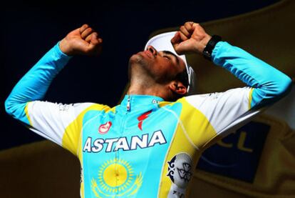 Contador celebra en el podio su virtual triunfo en el Tour, su tercera victoria en París.