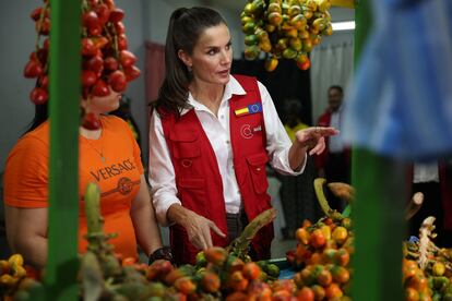 La reina Letizia durante un evento para conocer las actividades de varios emprendedores, en el barrio Santa Elena, en Cali (Colombia), el 14 de junio.