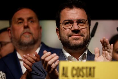 Pere Aragonès y detrás Oriol Junqueras, en una comparecencia la noche del domingo.