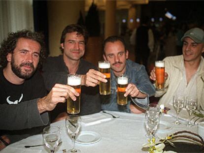 De izquierda a derecha, Guillermo Toledo, Alberto San Juan, Javier Gutiérrez y Roberto Álamo brindan en la presentación de la obra.