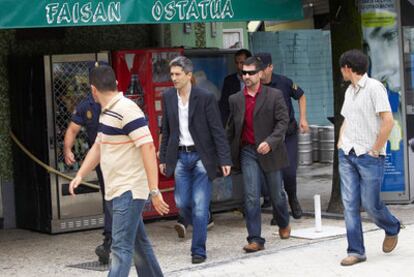 Judge Grande-Marlaska (third from the left) after inspecting Bar Faisán in June 2006.