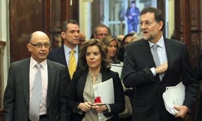 Cristóbal Montoro, Soraya Sáenz de Santamaría y Mariano Rajoy en el Congreso.