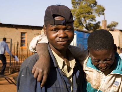 Dos adolescentes del asentamiento informal de Bapsfontein, a 80 kilómetros de Johanesburgo, Sudáfrica.