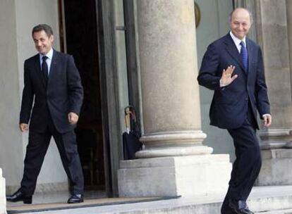 El presidente francés, Nicolas Sarkozy, con el ex primer ministro Laurent Fabius, ayer en el Elíseo.