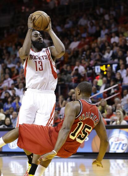 James Harden derriba a Mario Chalmers