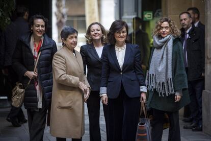 La llegada de las ministras Calvo, Valero, Calviño y Batet recibidas por Maria Teresa Cunillera.  