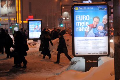 Cartel promocionando la entrada de Estonia en el euro, en enero de 2011, en Tallín.