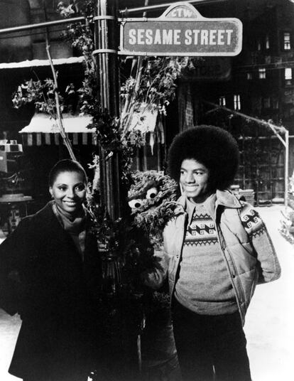 Michael Jackson durante la grabación de un especial navideño de Barrio Sesamo en 1978