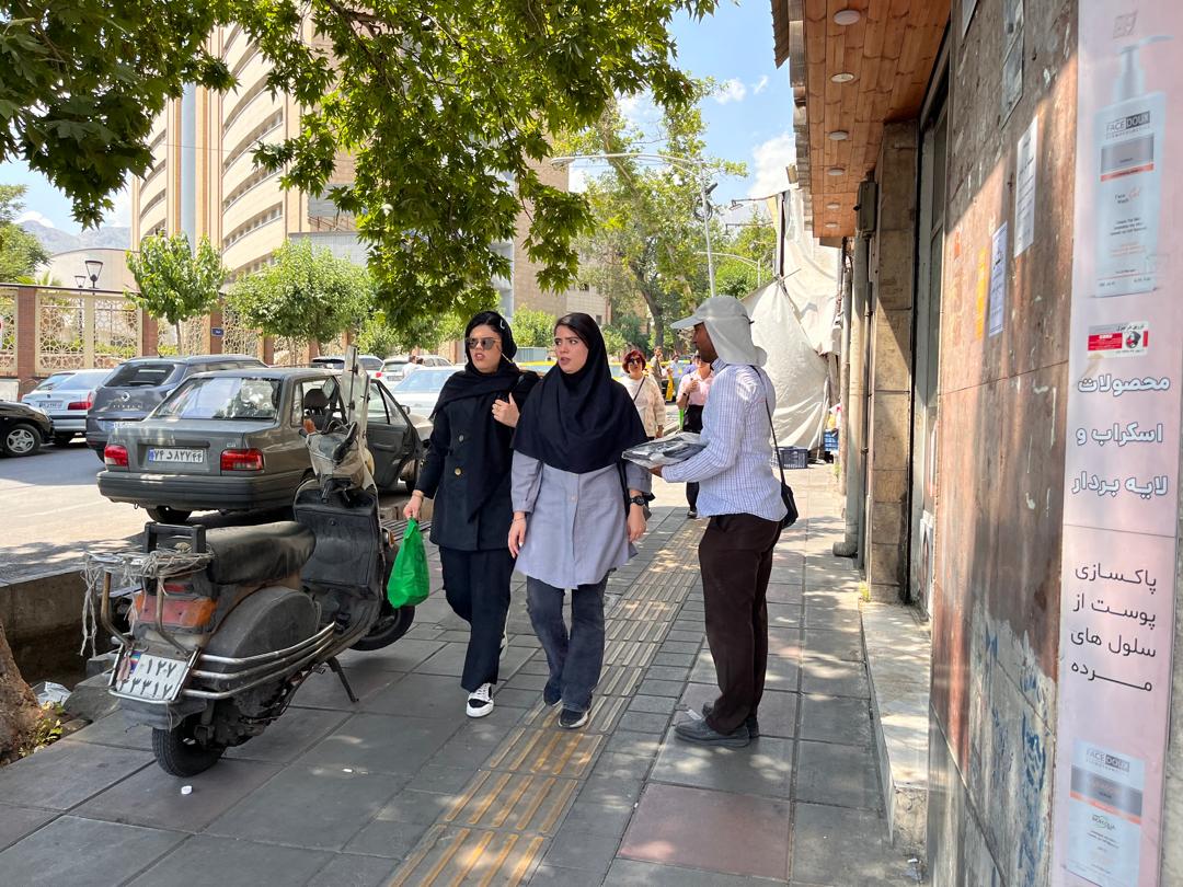 Ebrahim Habibzadeh vende calcetines de hombre en la plaza Tajrish de Teherán.
