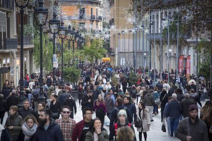 La calle barcelonesa Portal de l'Àngel repleta de viandantes.