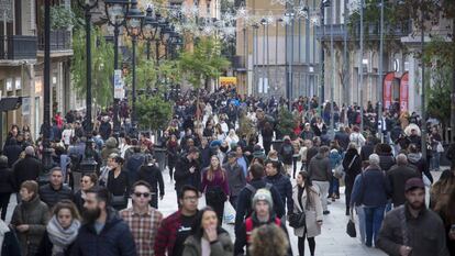 La calle barcelonesa Portal de l'Àngel repleta de viandantes.