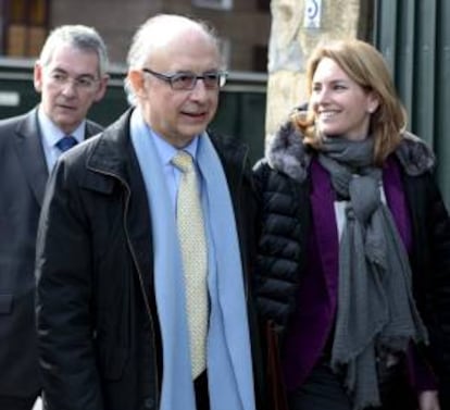 GRA194. GETXO (BIZKAIA), 17/02/2014.- El ministro de Hacienda y Administraciones Públicas, Cristobal Montoro, junto a la presidenta del PP Vasco Arantza Quiroga, y el presidente del PP de Vizcaya, Antón Damboriena (i), se dirigen al almuerzo de trabajo organizado hoy en Getxo (Bizkaia) por el Círculo de Empresarios Vascos.