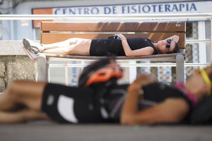 Dos peregrinas en bici descansan el jueves pasado en la plaza cubierta del centro de Palas de Rei (Lugo).