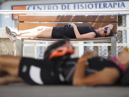 Dos peregrinas en bici descansan el jueves pasado en la plaza cubierta del centro de Palas de Rei (Lugo).