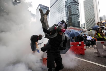 Los enfrentamientos se producen un día después de la detención de varias figuras del movimiento y del veto a la protesta de las autoridades. En la imagen, un manifestante con una máscara antigás durante la manifestación.