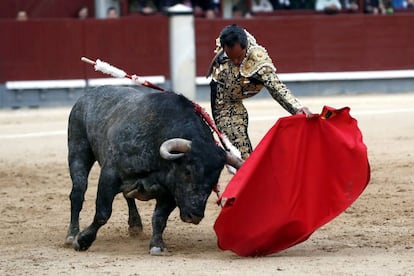 El diestro colombiano Luis Bolívar da un pase a su primer toro.