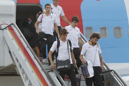 De abajo a arriba, Amorebieta, Llorente, Aurtenetxe, De Marcos y Gabilondo bajan del avión.