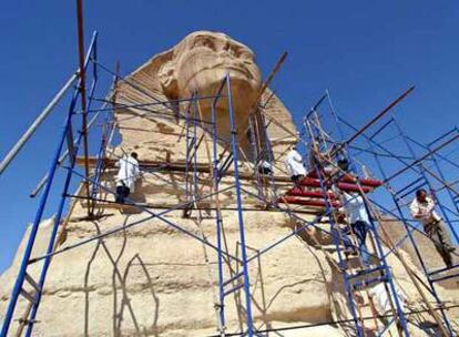 Un grupo de operarios trabaja en la restauración de la Gran Esfinge de Giza (2006).