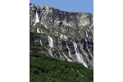 Noruega atesora algunos de los saltos de agua más vertiginosos de Europa. El de Vinnufossen no es el más turístico y quizá tampoco el más espectacular, pero nadie puede quitarle el honor de ser el más alto de todo el continente, con sus 860 metros de caída. Forma parte del río Vinnu, que desciende de la montaña Vinnufjellet, alimentándose del glaciar Vinnufonna.