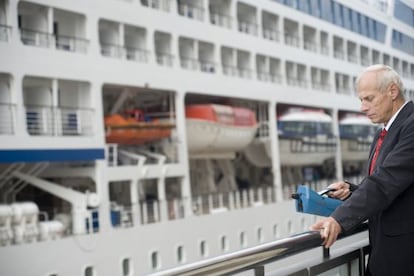 Un facultatiu mesura les emissions del port de Barcelona.