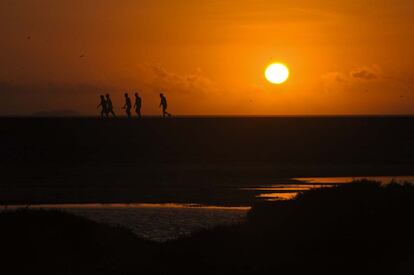 El sol suelta su luz mágica sobre un pantano ubicado en la zona de Pisco, en la costa sur peruana.