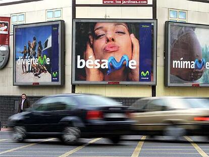 Carteles publicitarios de Movistar, en una calle de Madrid.