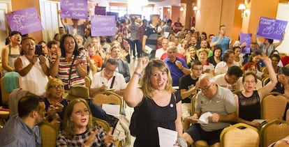 Carmen Santos, l&iacute;der de Podemos Galicia, en una asamblea.