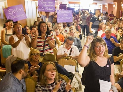 Carmen Santos, l&iacute;der de Podemos Galicia, en una asamblea.