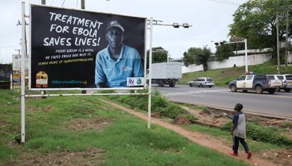 Publicidad para concienciar sobre la importancia del tratamiento para el ébola en Monrovia, Liberia.