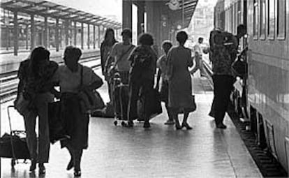Usuarios del tren en la estación de Renfe de Valencia.