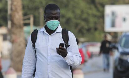 Un ciudadano senegalés consulta su móvil en la capital, Dakar. 