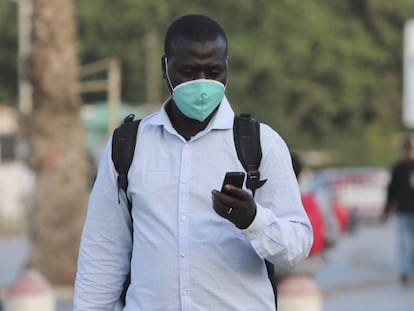 Un ciudadano senegalés consulta su móvil en la capital, Dakar. 