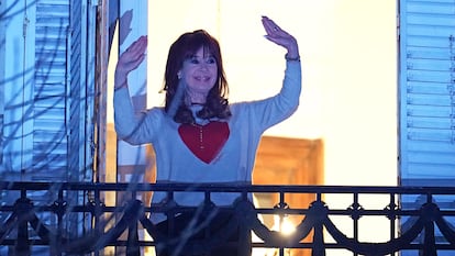 Kirchner, en arresto domiciliario, celebra el resultado del domingo desde el balcón de su casa.