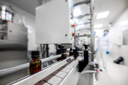 El envase cumple una función esencial en los medicamentos. No solo preserva sus propiedades, también protege la salud del usuario, aportándole la información necesaria para que lo utilice.