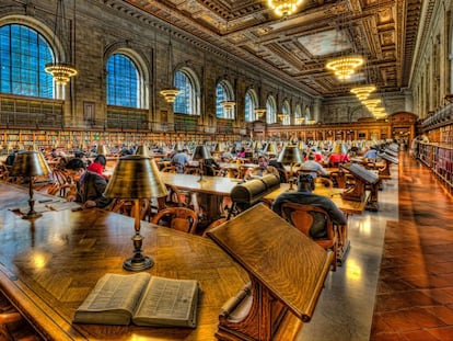Decenas de personas leen e investigan en la sala de lectura principal de la Biblioteca Pública de Nueva York.