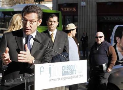 Alberto Núñez Feijóo, candidato del PP, atiende a los periodistas en las calles de Vigo.