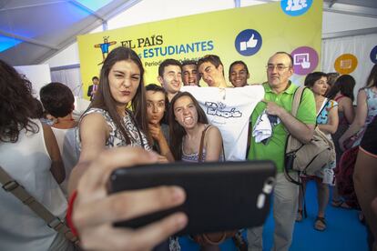 Un grupo de asistentes se hace un 'selfie' en la ceremonia.