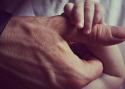 La imagen más tierna que Ryan Reynolds ha compartido hasta la fecha. En ella, su hija James aparece agarrando la mano del actor.