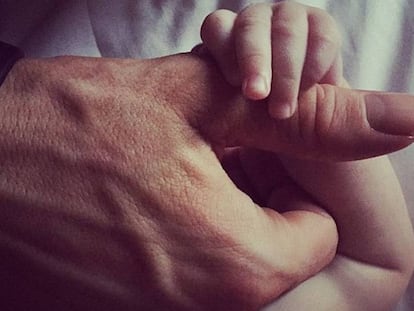 La imagen más tierna que Ryan Reynolds ha compartido hasta la fecha. En ella, su hija James aparece agarrando la mano del actor.