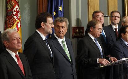El jefe del Gobierno, Mariano Rajoy, conversa con el presidente del Congreso, Jesús Posada, durante el discurso del máximo responsable del Senado, Pío García-Escudero, en el acto central del Día de la Constitución.