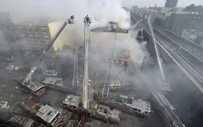 Coches de bomberos en la zona del suceso en el que se han visto afectados dos bloques de viviendas. Uno de ellos era de apartamentos y en los bajos había una tienda de reparación de pianos. El otro acogía una iglesia.