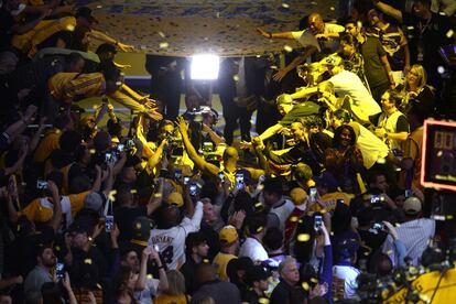 Despedida de la estrella de la NBA Kobe Bryant tras el que ha sido su último partido disputado entre los Lakers y los Utha Jazz en Los Ángeles.