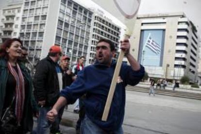 Unos trabajadores municipales griegos durante una manifestación en contra de las medidas de austeridad de Atenas, Grecia.