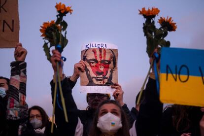 Manifestación contra Rusia y a favor de Ucrania, el martes en Atenas.