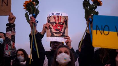 Manifestación contra Rusia y a favor de Ucrania, el martes en Atenas.
