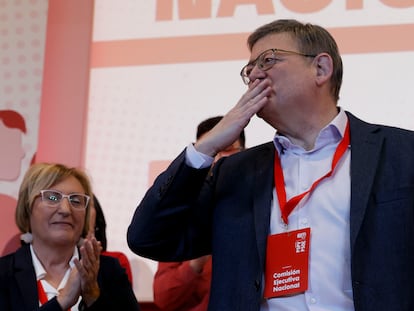 El secretario general de los socialistas valencianos, Ximo Puig, se despide tras comparecer ante el comité nacional del PSPV-PSOE del 16 de diciembre en el que anunció que no repetiría.